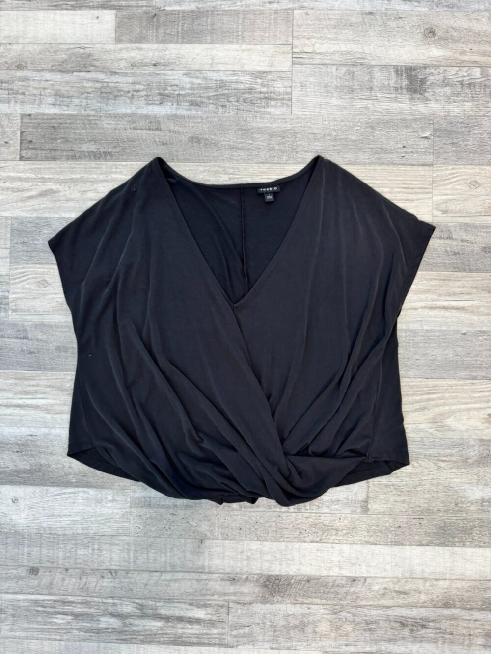 Torrid Black Short Sleeve Twist Front V-Neck Top Size 1X Boxy, Crop Fit M2